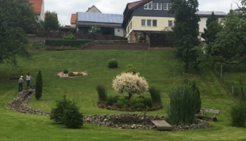Terrasse mit Biergarten und Gartenbereich